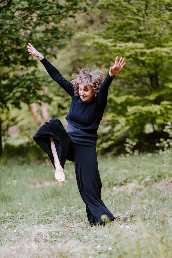 Jagruti in Schwarz tanzt im Grünen